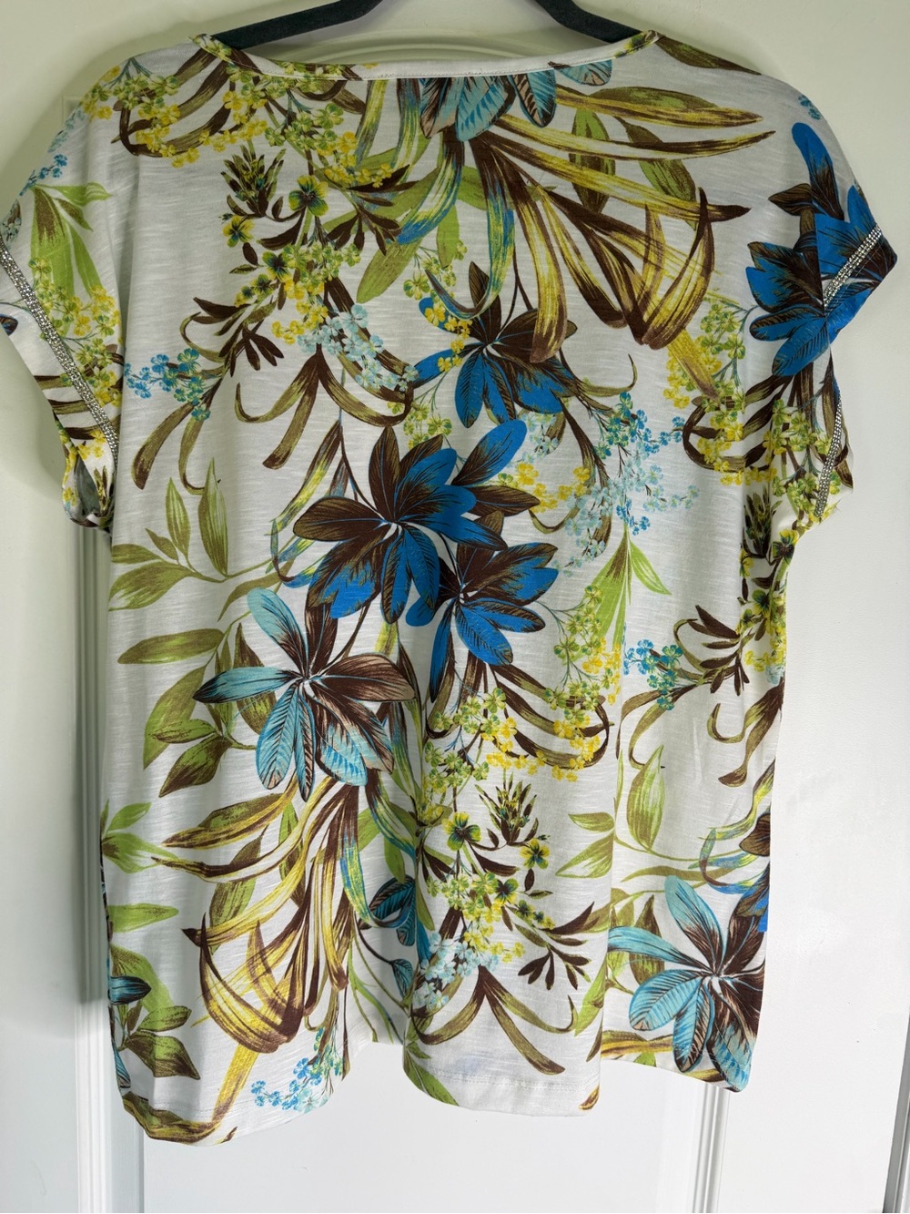 Thomas & Olivia TropicalFloral V-Neck Short Sleeve Tee W/ Rhinestones Size L - Picture 5 of 7